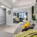 Central Pier Place - By My Getaways